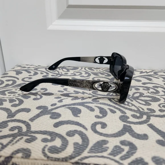 Vintage Versace 90's Sunglasses and MEDUSA CASE - Picture 8 of 11